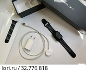Часы apple после распаковки (2019 год). Редакционное фото, фотограф Кузнецов Максим / Фотобанк Лори