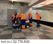Рабочие метрополитена у специального бункера (2019 год). Редакционное фото, фотограф Кузнецов Максим / Фотобанк Лори