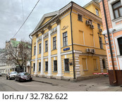Москва, Лялин переулок, дом 3, усадьба Гурьевых в облачный день (2019 год). Редакционное фото, фотограф Овчинникова Ирина / Фотобанк Лори