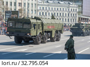 Колонна российская самоходных пусковых установок ракетного комплекса "Искандер" 9К720 (SS-26 Stone) движется после парада в честь Дня Победы по Новому Арбату в Москве (2018 год). Редакционное фото, фотограф Малышев Андрей / Фотобанк Лори