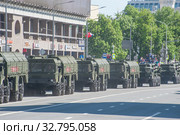 Колонна российская самоходных пусковых установок 9П78-1 ракетного комплекса "Искандер" 9К720 (SS-26 Stone) движется после парада в честь Дня Победы по Новому Арбату в Москве (2018 год). Редакционное фото, фотограф Малышев Андрей / Фотобанк Лори
