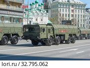 Колонна российская самоходных пусковых установок (СПУ) 9П78-1 ракетного комплекса "Искандер" 9К720 (SS-26 Stone) движется после парада в честь Дня Победы по Новому Арбату в Москве (2018 год). Редакционное фото, фотограф Малышев Андрей / Фотобанк Лори