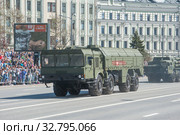 Российская самоходная пусковая установка (СПУ) 9П78-1 ракетного комплекса "Искандер" 9К720 (SS-26 Stone) движется после парада в честь Дня Победы по Новому Арбату, Москва, вид спереди (2018 год). Редакционное фото, фотограф Малышев Андрей / Фотобанк Лори