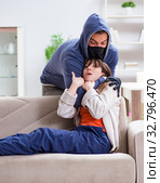 Armed man assaulting young woman at home. Стоковое фото, фотограф Elnur / Фотобанк Лори