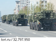 Колонна российских пусковых установок системы залпового огня «Смерч-М» 9К58 на шасси МАЗ-543М движется после парада в честь Дня Победы по Новому Арбату в Москве, вид сзади (2018 год). Редакционное фото, фотограф Малышев Андрей / Фотобанк Лори
