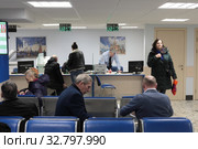 Москва, люди в ГИБДД меняют водительское удостоверение (2019 год). Редакционное фото, фотограф Дмитрий Неумоин / Фотобанк Лори