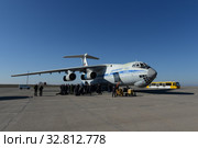 Высадка пассажиров с военно-транспортного самолёта Ил-76 МД с бортовым номером RA-76829 на аэродроме города Симферополь (2015 год). Редакционное фото, фотограф Free Wind / Фотобанк Лори