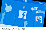 Авторизация в Facebook. Логотип Facebook на экране смартфона (2020 год). Редакционное фото, фотограф E. O. / Фотобанк Лори