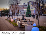 Краснодарский край, Туапсе, центральная городская площадь накануне Нового Года (2019 год). Редакционное фото, фотограф glokaya_kuzdra / Фотобанк Лори
