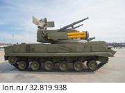 Российский современный пушечно-ракетный комплекс 2К22 «Тунгуска» (SA-19 Grison) в новом парке "Патриот", вид сбоку (2016 год). Редакционное фото, фотограф Малышев Андрей / Фотобанк Лори