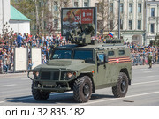 Российский новый бронеавтомобиль «Тигр-М» АМН 233114 с дистанционно управляемым боевым модулем «Арбалет-ДМ» едет после парада в честь Дня Победы по Новому Арбату в Москве, вид сбоку (2018 год). Редакционное фото, фотограф Малышев Андрей / Фотобанк Лори