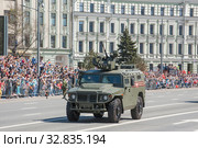 Российский бронеавтомобиль «Тигр-М» АМН 233114 с дистанционно управляемым боевым модулем «Арбалет-ДМ» едет после парада в честь Дня Победы по Новому Арбату, Москва, вид спереди (2018 год). Редакционное фото, фотограф Малышев Андрей / Фотобанк Лори