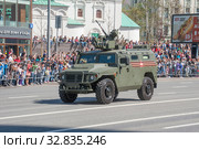 Российский бронеавтомобиль «Тигр-М» АМН 233114 с дистанционно управляемым боевым модулем «Арбалет-ДМ» едет после парада в честь Дня Победы по Новому Арбату, Москва, вид сбоку (2018 год). Редакционное фото, фотограф Малышев Андрей / Фотобанк Лори