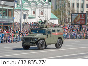 Российский новый бронеавтомобиль «Тигр-М» АМН 233114 с дистанционно управляемым боевым модулем «Арбалет-ДМ» едет после парада в честь Дня Победы по Новому Арбату, Москва (2018 год). Редакционное фото, фотограф Малышев Андрей / Фотобанк Лори