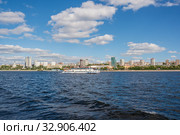 The ship goes along the shore of the city of Samara, Russia (2019 год). Стоковое фото, фотограф Дмитрий Тищенко / Фотобанк Лори