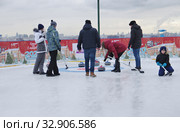 Москва. Каток на Воробьевых горах. Игра в керлинг (2020 год). Редакционное фото, фотограф Илюхина Наталья / Фотобанк Лори