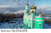 Вид сверху на храм Максима Исповедника. Краснотурьинск. Свердловская область. Россия. Стоковое видео, видеограф Евгений Ткачёв / Фотобанк Лори
