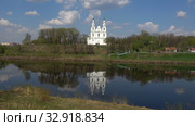 Вид на старинный Софийский собор солнечным апрельским днем. Полоцк, Белоруссия (2020 год). Стоковое видео, видеограф Виктор Карасев / Фотобанк Лори