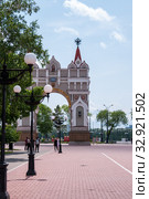 Russia, Blagoveshchensk, July 2019: triumphal arch in honor of Tsarevich Romanov on the embankment of the city of Blagoveshchensk. Редакционное фото, фотограф Катерина Белякина / Фотобанк Лори