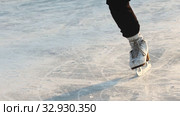 A woman skating on ice rink outdoors. Стоковое видео, видеограф Константин Шишкин / Фотобанк Лори