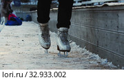 A woman walking to the ice rink on skating shoes. Стоковое видео, видеограф Константин Шишкин / Фотобанк Лори