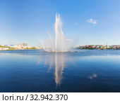 Fountain on a lake in Kazan with reflection (2019 год). Стоковое фото, фотограф Дмитрий Тищенко / Фотобанк Лори