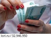 Hands of an unidentified woman with ruble banknotes. Стоковое фото, фотограф Pavel Biryukov / Фотобанк Лори