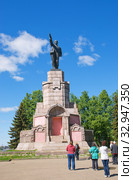 Туристы у памятника Ленину в Костроме (2019 год). Редакционное фото, фотограф Инна Грязнова / Фотобанк Лори