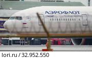 Airplane taxiing before departure (2017 год). Редакционное видео, видеограф Игорь Жоров / Фотобанк Лори