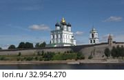 Троицкий собор в Псковском кремле июньским днем. Псков, Россия (2018 год). Стоковое видео, видеограф Виктор Карасев / Фотобанк Лори