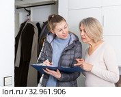 Senior woman polling form. Стоковое фото, фотограф Яков Филимонов / Фотобанк Лори