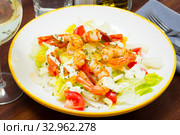 Salad with roasted shrimps and chorizo. Стоковое фото, фотограф Яков Филимонов / Фотобанк Лори