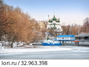 Река Которосль и Спас на Городу Church of the Savior on the City and the Kotorosl River (2020 год). Стоковое фото, фотограф Baturina Yuliya / Фотобанк Лори