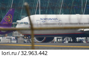Airplane taxiing before departure (2017 год). Редакционное видео, видеограф Игорь Жоров / Фотобанк Лори