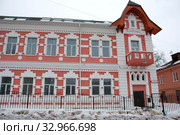 Двухэтажный дом (построен в 1900 году для присяжного поверенного Сергея (Соломона) Ефремовича Лиона, сына кишиневского купца). Улица Дарвина, 6. Город Калуга. Калужская область. Россия (2011 год). Стоковое фото, фотограф lana1501 / Фотобанк Лори