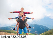 Beautiful kids and happy man in mountains in the background of fog. Стоковое фото, фотограф Дмитрий Травников / Фотобанк Лори