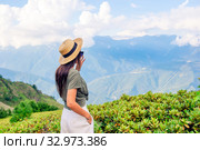 Beautiful happy young woman in mountains in the background of fog. Стоковое фото, фотограф Дмитрий Травников / Фотобанк Лори