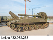 Советская и российская самоходный 240-мм миномёт 2С4 "Тюльпан" (объект 240) в парке "Патриот", Московская область, вид сбоку (2016 год). Редакционное фото, фотограф Малышев Андрей / Фотобанк Лори