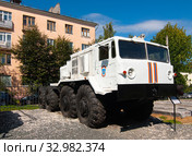 МАЗ 537 - тяжелый четырехосный тягач седельного типа военного типа установленный около здания главного управления МЧС России по Владимирской области. Город Владимир, улица Горького (2019 год). Редакционное фото, фотограф Макаров Алексей / Фотобанк Лори