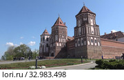 У входа в Мирский замок майским днем. Мир, Белоруссия (2019 год). Редакционное видео, видеограф Виктор Карасев / Фотобанк Лори