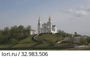Вид на Свято-Успенский собор майским днем. Витебск, Белоруссия (2019 год). Стоковое видео, видеограф Виктор Карасев / Фотобанк Лори