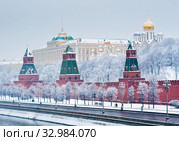 Кремлевская набережная. Зимний день. Сильный снегопад. Москва (2020 год). Стоковое фото, фотограф E. O. / Фотобанк Лори