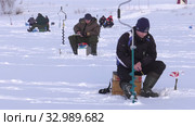 Рыбак на льду. Соревнования по рыбалке с мормышкой со льда. Fisherman on the ice. Competitions in fishing with jig from ice. (2020 год). Редакционное видео, видеограф Евгений Романов / Фотобанк Лори