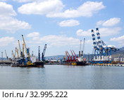 Причалы Новороссийского порта, оборудованные портовыми кранами (2019 год). Редакционное фото, фотограф Вячеслав Палес / Фотобанк Лори