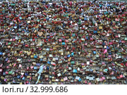 Замки новобрачных на мосту Гогенцоллерна в Кельне. Пары символизируют свою любовь, запирая висячий замок на мосту и бросая ключ в реку Рейн, фон. Стоковое фото, фотограф александр афанасьев / Фотобанк Лори