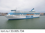 Морской круизный паром "Silja Symphony" крупным планом в Южной гавани  мартовским облачным днем. Финляндия (2019 год). Редакционное фото, фотограф Виктор Карасев / Фотобанк Лори