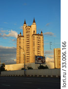 Жилой 44-этажный монолитный дом 2004 года постройки, индивидуальный проект. ЖК «Эдельвейс». Давыдковская улица, 3. Район Очаково-Матвеевское. Город Москва. Россия (2009 год). Редакционное фото, фотограф lana1501 / Фотобанк Лори