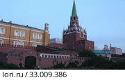 Alexander Garden near the Kremlin, Moscow, Russia (at night) (2020 год). Редакционное видео, видеограф Владимир Журавлев / Фотобанк Лори