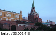 Alexander Garden near the Kremlin, Moscow, Russia (at night) (2020 год). Редакционное видео, видеограф Владимир Журавлев / Фотобанк Лори
