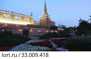 Alexander Garden near the Kremlin, Moscow, Russia (at night) (2020 год). Редакционное видео, видеограф Владимир Журавлев / Фотобанк Лори